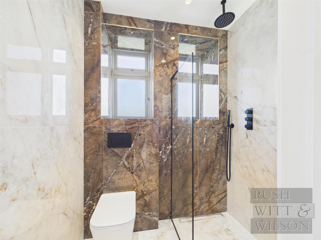 Lot: 100 - WELL PRESENTED DETACHED HOUSE - Bathroom 2